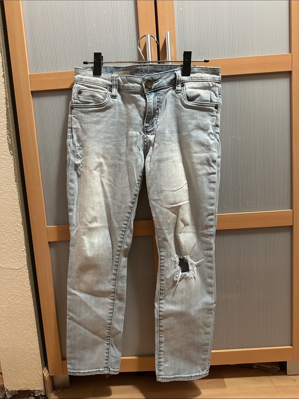 Kut from the Kloth Catherine Light Wash Ripped Relaxed fit Jeans Women size 4p
